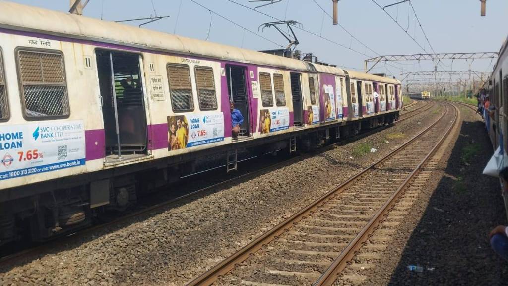 Diva railway gate Traffic jam