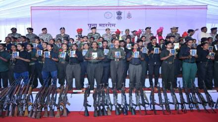 208 naxalites surrendered with 153 advanced weapons