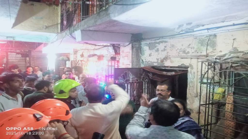 thane Old house roof collapsed in Kalwa two njured