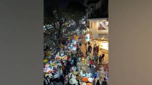 vashi hawkers traffic jams blocking main road breaking rules