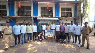 police arrested thieves who snatched mobile phones from passengers in Pune station area