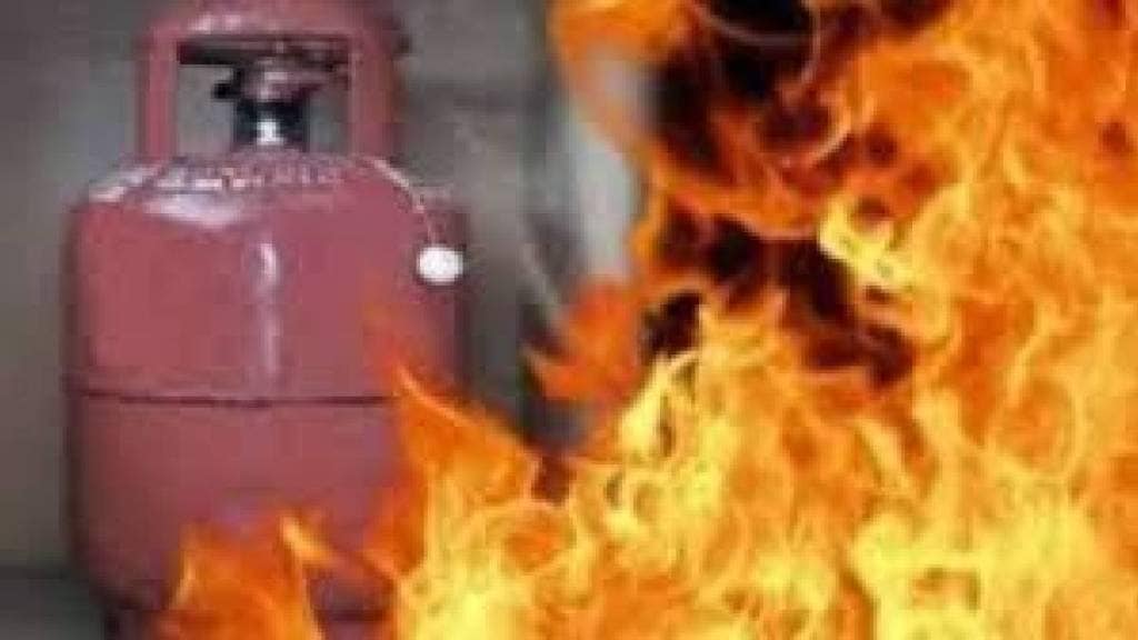 diwali morning gas blast in kamothe sector 36 killed mother and daughert