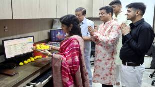 thane businessmen performed lekha Pujan using accounting software on computers