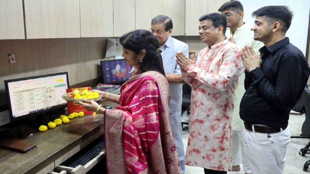 thane businessmen performed lekha Pujan using accounting software on computers thane businessmen performed lekha Pujan using accounting software on computers