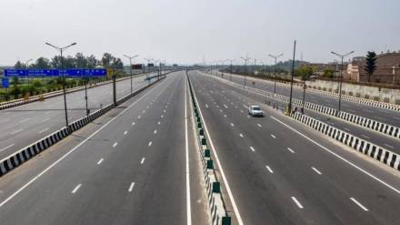 Mumbai pune expressway ten lane road