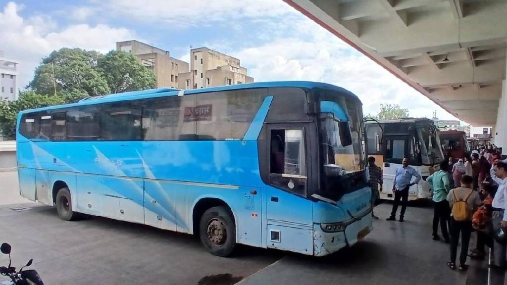 nashik Pune bus rush after diwali maharashtra ST overcrowded buses