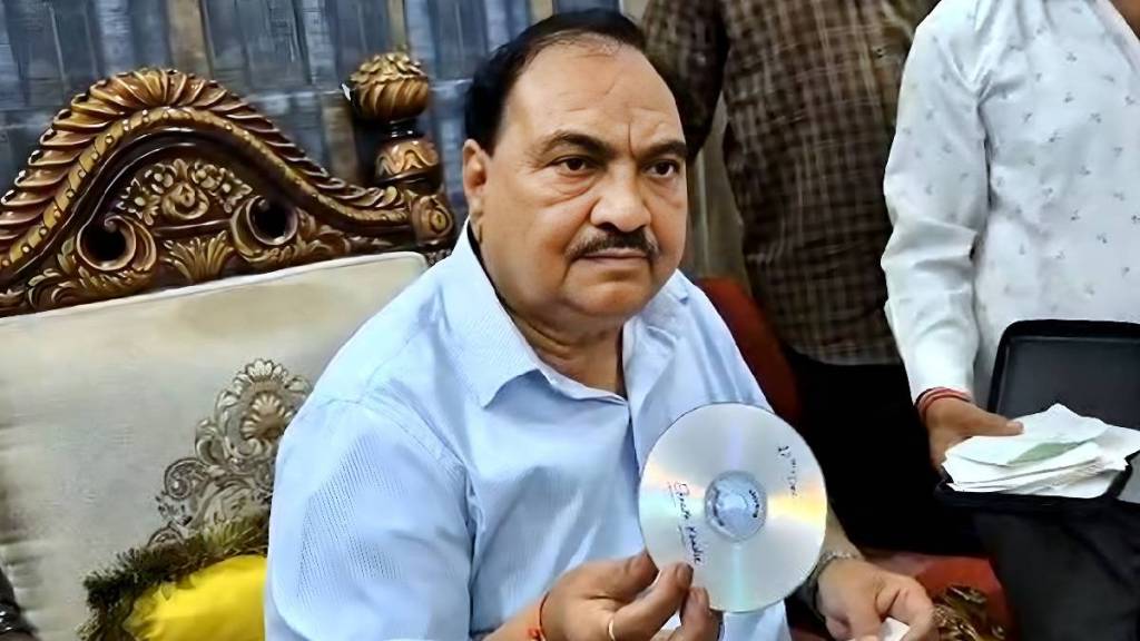 jalgaon mla eknath khadse gold silver cash and CDs stolen jalgaon mla eknath khadse gold silver cash and CDs stolen