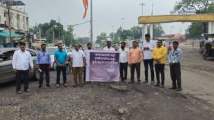 Dhule placard protest held by Shiv Sena ubt