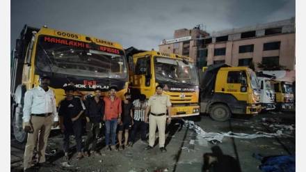 Navi Mumbai Police launched major campaign to remove illegal construction debris from mumbai via Atal Setu Navi Mumbai Police launched major campaign to remove illegal construction debris from mumbai via Atal Setu