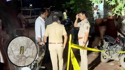 Jalgaon 8 to 10 unidentified people fired at courier employees house on saturday night Jalgaon 8 to 10 unidentified people fired at courier employees house on saturday night