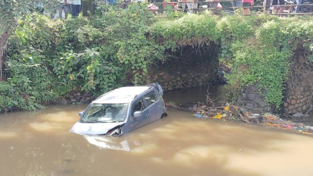 dodamarg sindhudurg wagonr car crashed into river while trying to save a motorcyclist