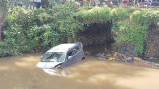 dodamarg sindhudurg wagonr car crashed into river while trying to save a motorcyclist