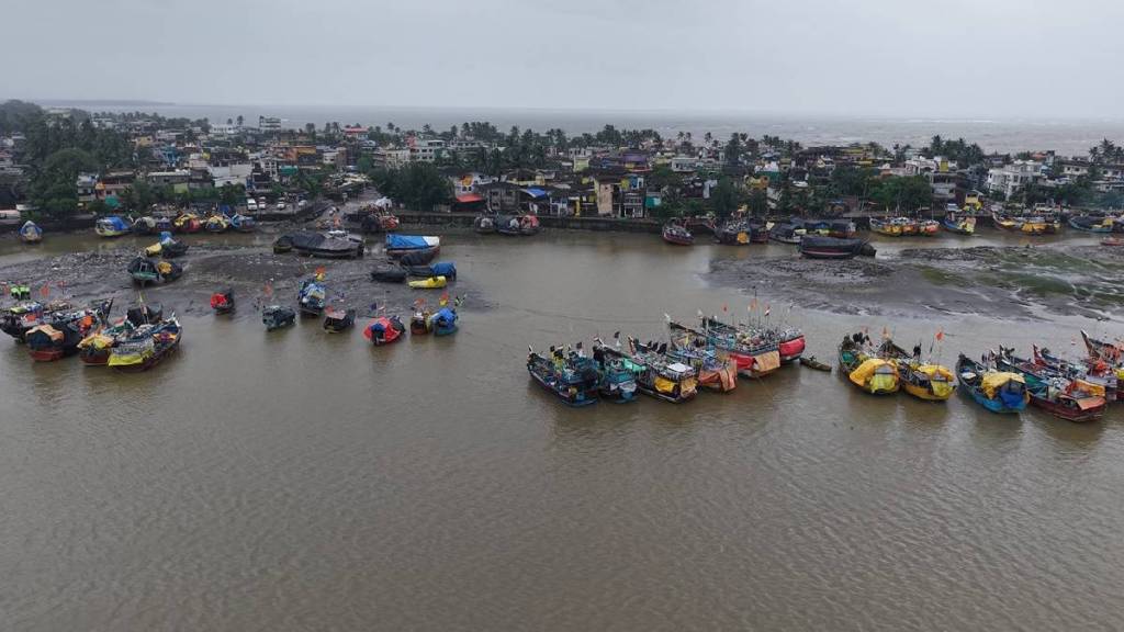 Half of the boats in Satpati could not reach the jetty