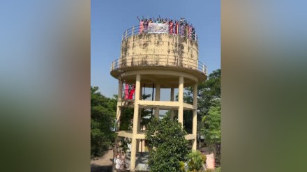 Women determination to protest by climbing the water tower to target the government panvel news Women determination to protest by climbing the water tower to target the government panvel news