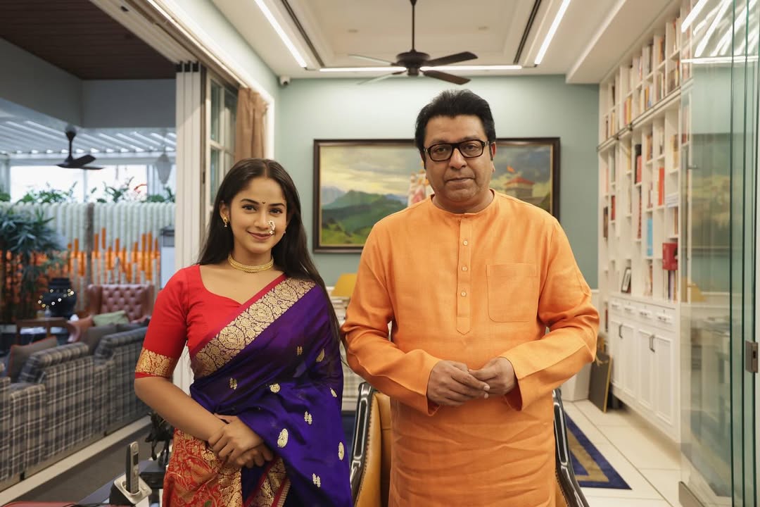 Prapti Redkar At Raj Thackeray House