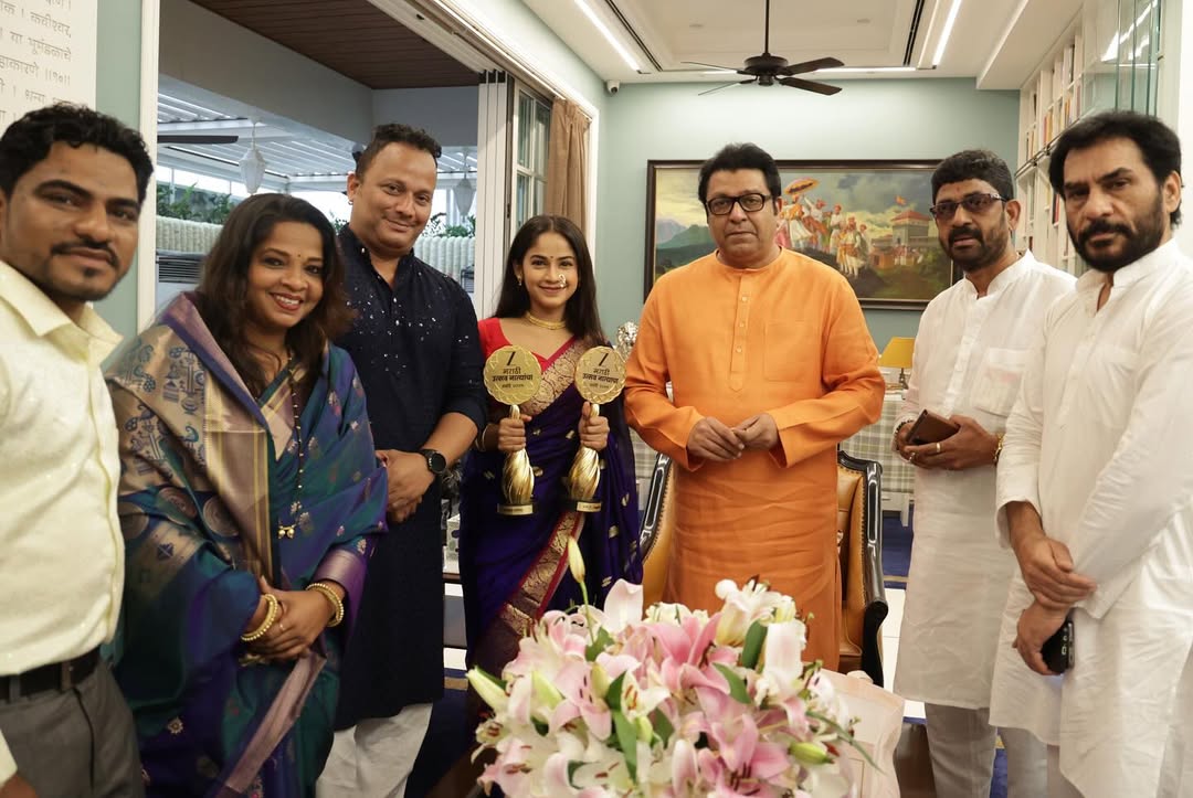 Prapti Redkar At Raj Thackeray House