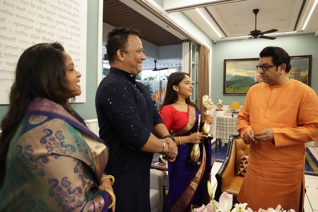 Prapti Redkar At Raj Thackeray House