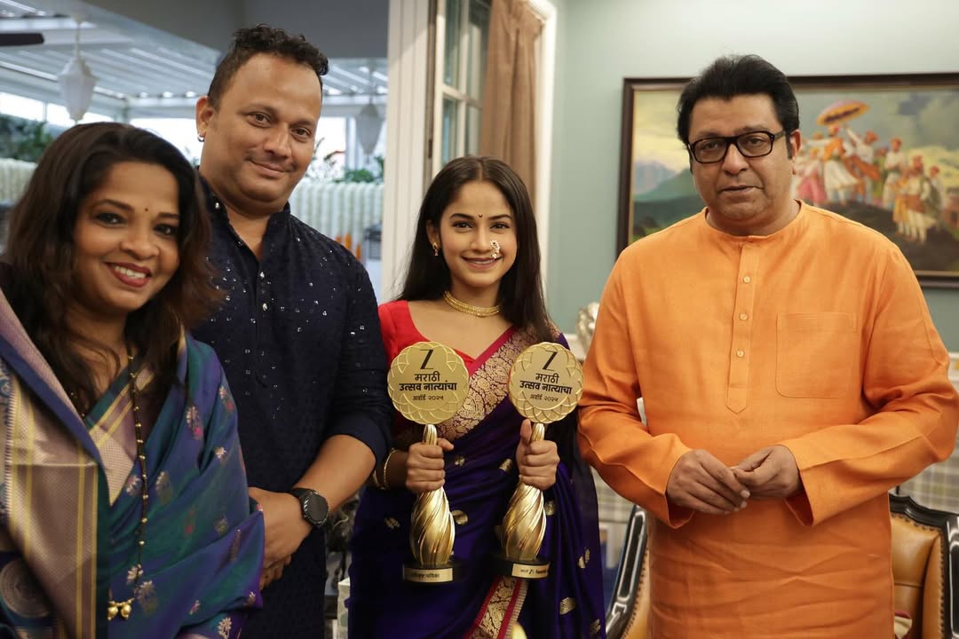 Prapti Redkar At Raj Thackeray House