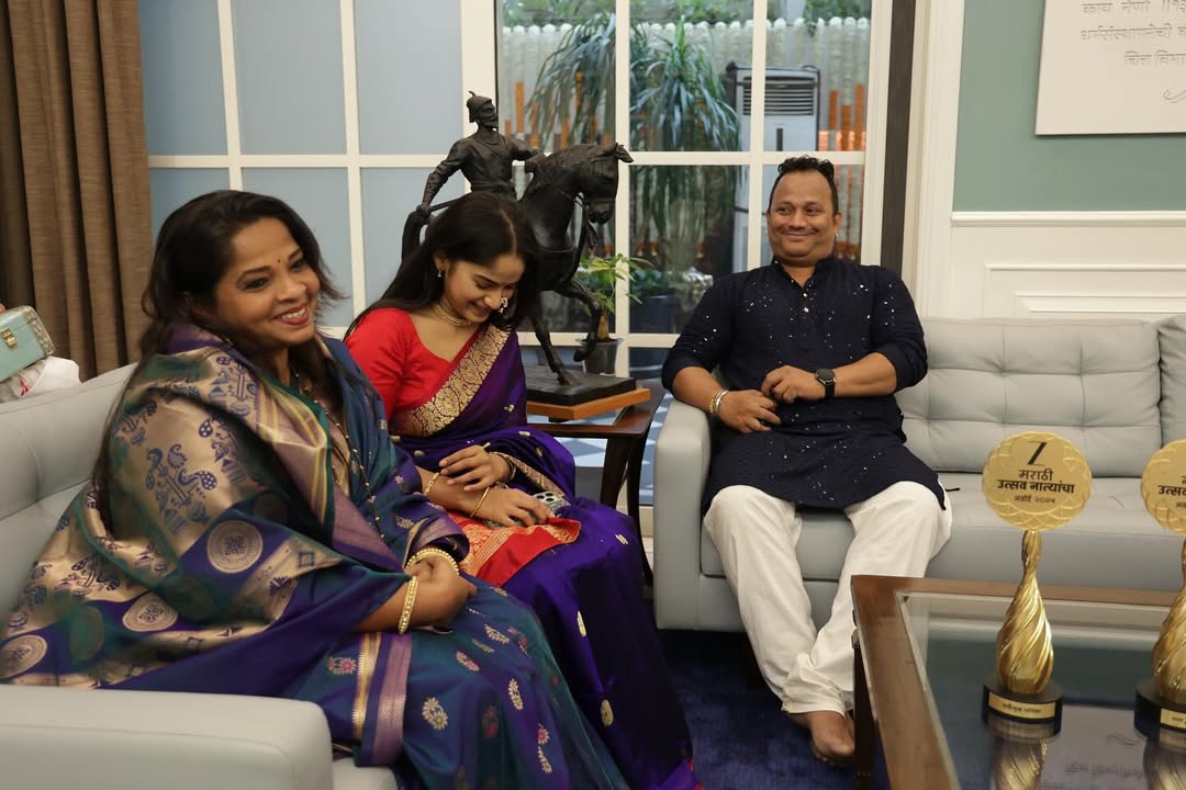 Prapti Redkar At Raj Thackeray House