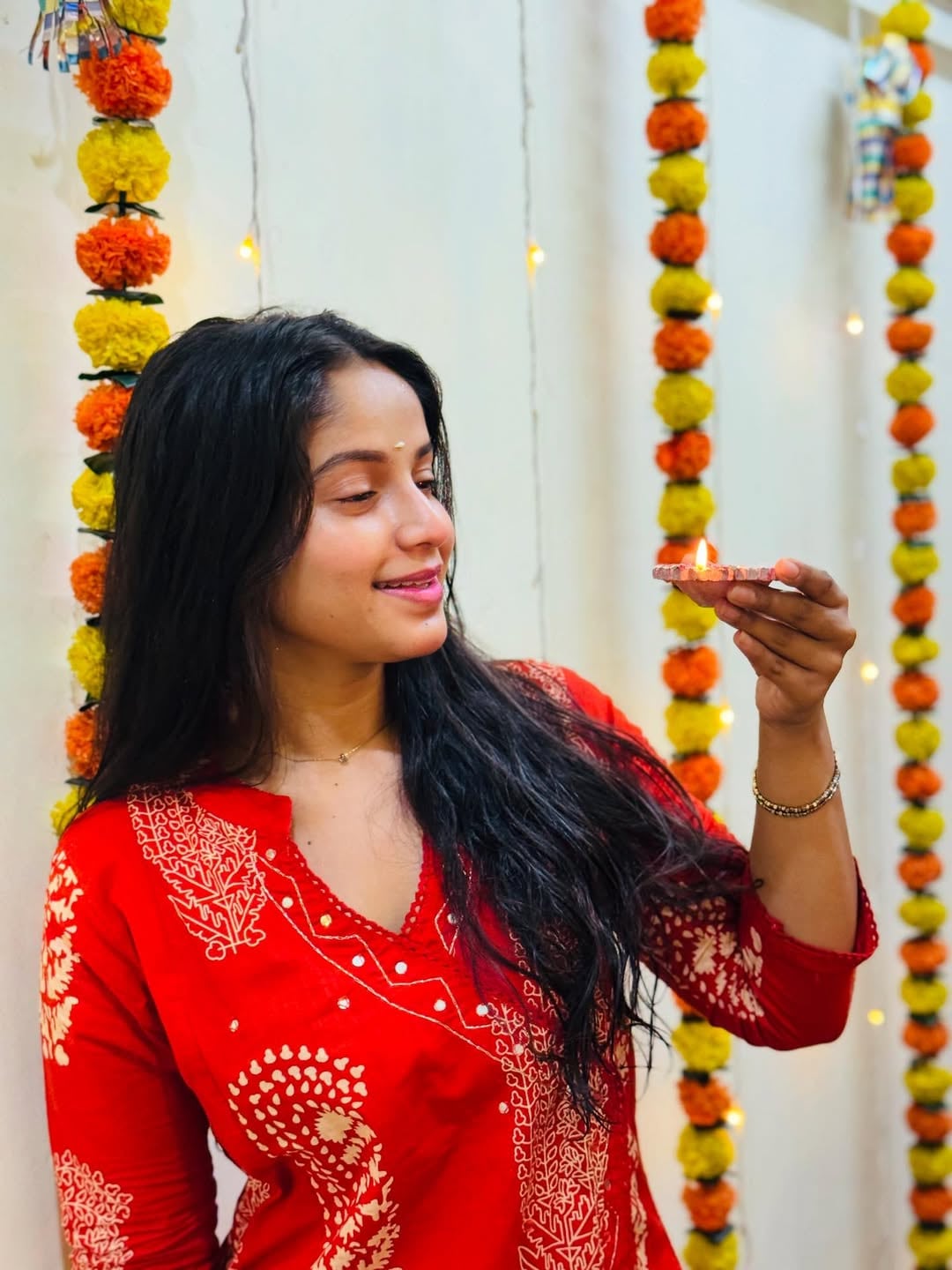 Prapti Redkar At Raj Thackeray House