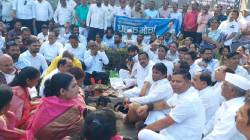 अर्धवट मुंडण करून नागरिकांनी पुणे महापालिकेचा नोंदविला निषेध;आमदार बापूसाहेब पठारे यांच्या नेतृत्वाखाली आंदोलन