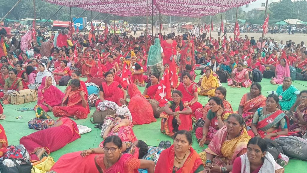 Diwali Protest by School Nutrition Workers in Malegaon Dada Bhuse Assures Meeting