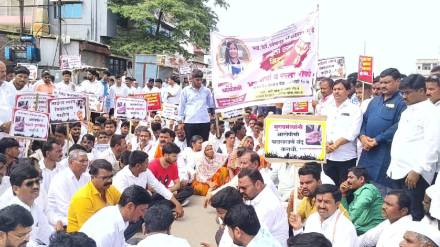 Protesters block Beed Parli National Highway Protesters block Beed Parli National Highway
