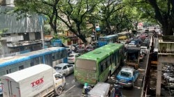 अपूर्ण रस्त्यांपायी वाहतुकीचा खेळखंडोबा; प्रकल्पांचा अपुरा अभ्यास आणि नियोजनशून्य कारभार कोंडीला कारणीभूत