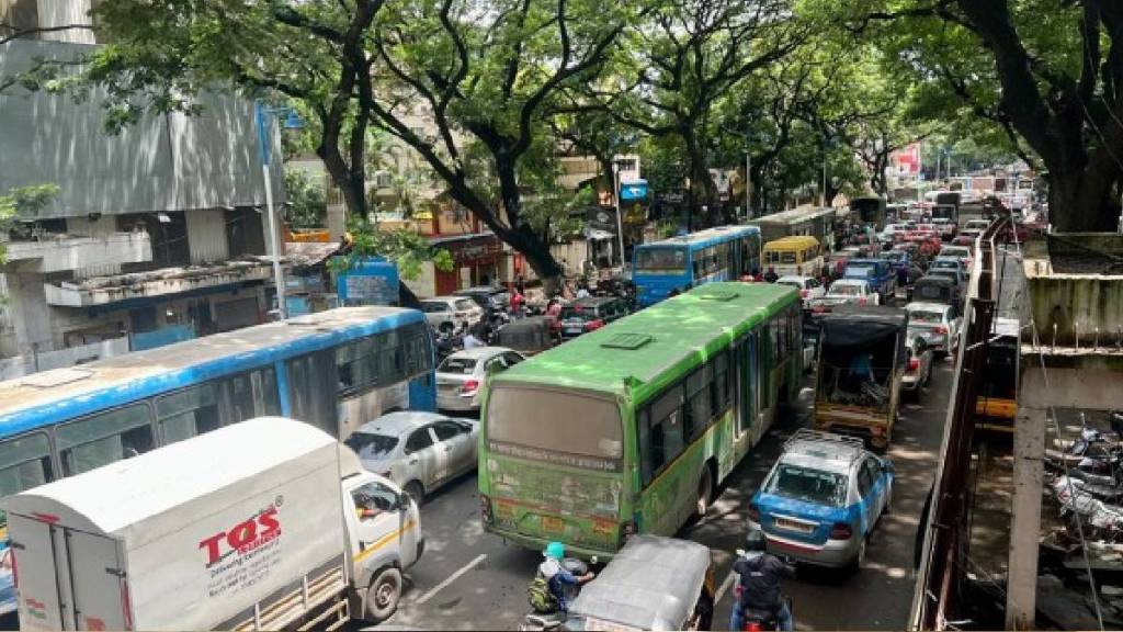 Pune city traffic congestion major roads 70,000 electric poles of the Mahavitaran shifted