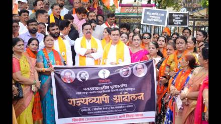 Shiv Sena Thackeray group's protest for flood-affected farmers in Thane district