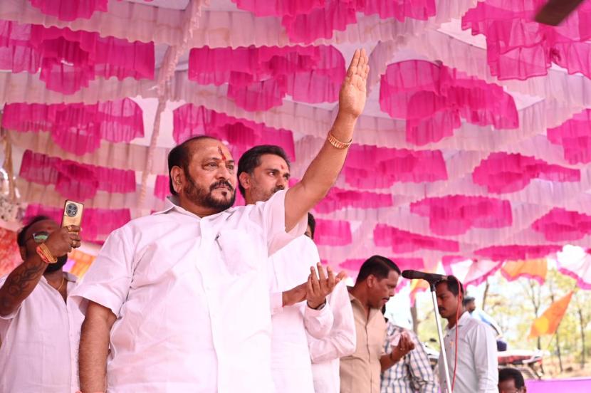 मी बाळासाहेब ठाकरेंच्या मृतदेहाबाबत बोलल्यानंतर याला उद्धव ठाकरे का उत्तर देत नाहीत. त्यांचे चेलेचपाटे का बोलत आहेत? अनिल परब यांना मातोश्रीच्या संपत्तीमध्ये हिस्सा मिळाला आहे का? असा प्रतिप्रश्न रामदास कदम यांनी उपस्थित केला.