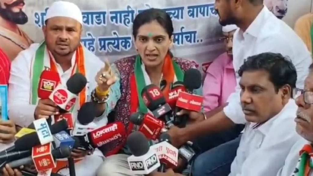 Protest in Shaniwarwada area led by Rupali Patil Thombre in protest against Medha Kulkarni