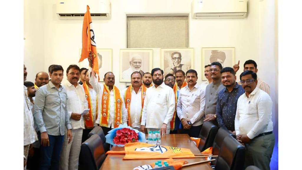 Senior Congress corporator from Dombivli Khambalpad Sadashiv Shelar joins Shindes Shiv Sena Senior Congress corporator from Dombivli Khambalpad Sadashiv Shelar joins Shindes Shiv Sena