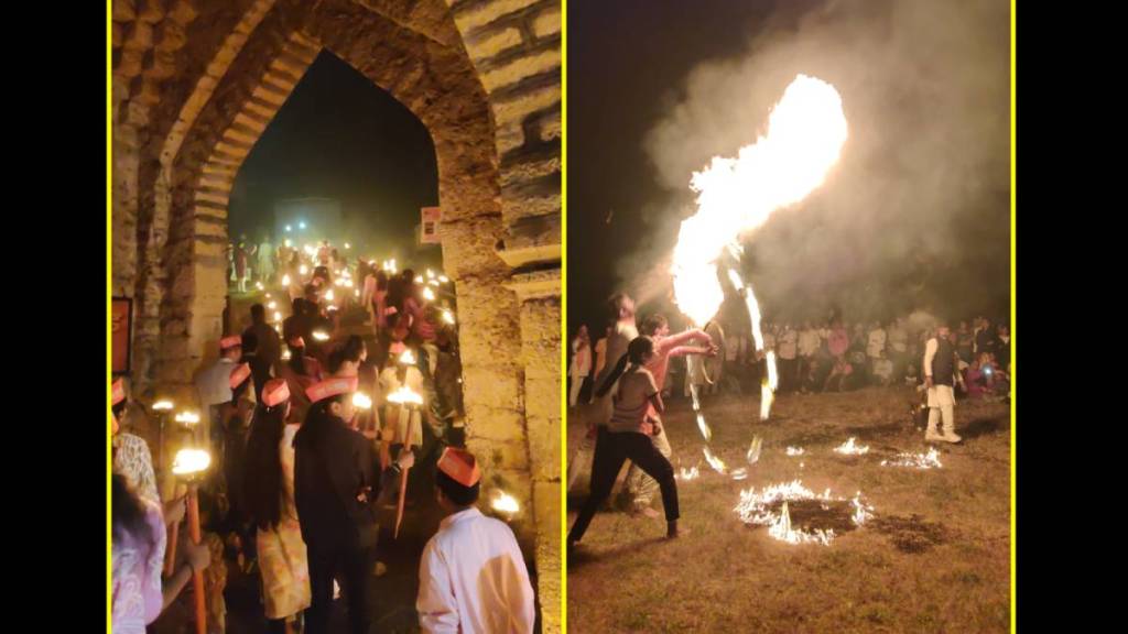 Satara: Hundreds of torches lit up the Sajjangad Fort in Satara