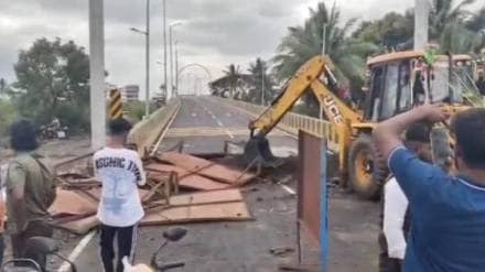 सांगली-पलूस मार्गावरील रेल्वे उड्डाणपूल वाहतुकीसाठी खुला; उद्घाटनावरून रंगला श्रेयवाद (लोकसत्ता टिम) सांगली-पलूस मार्गावरील रेल्वे उड्डाणपूल वाहतुकीसाठी खुला; उद्घाटनावरून रंगला श्रेयवाद (लोकसत्ता टिम)