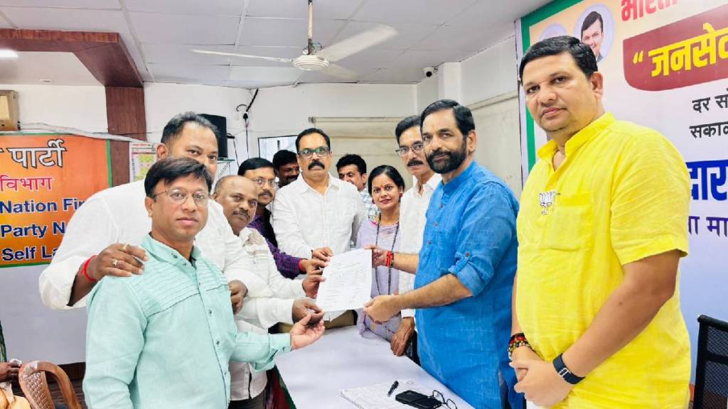 Pressure tactics on residents in Singanagar, Thane; Residents rush to MLA Sanjay Kelkar