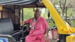 वयाच्या ६५ व्या वर्षी रिक्षा चालवणाऱ्या मंगला आजींची साताऱ्यात चर्चा, नव्या पिढीसाठी प्रेरणादायी उदाहरण