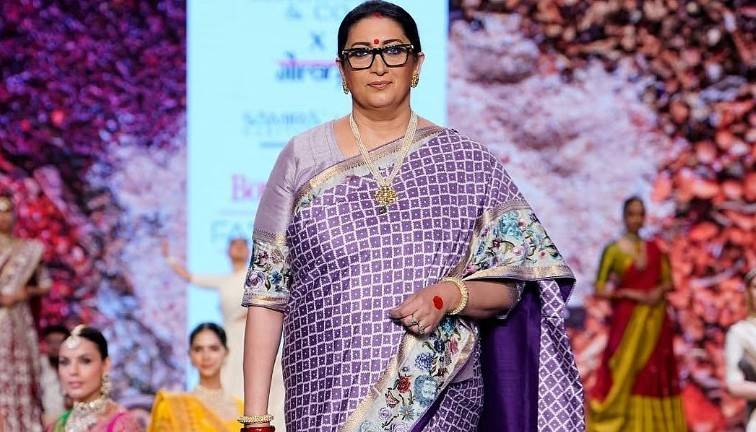 स्मृती इराणींचा रॅम्पवॉक