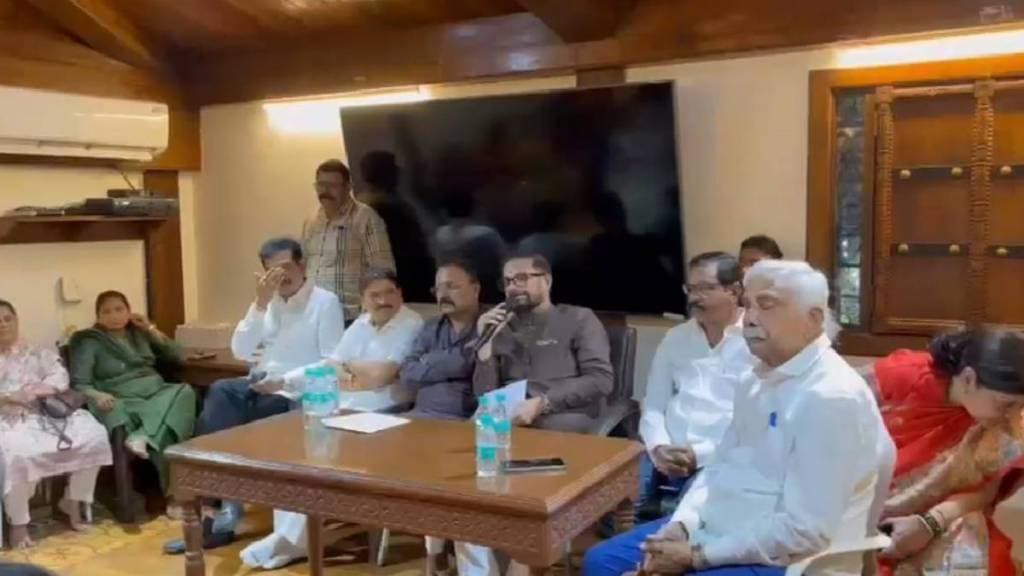 Shindes Shiv Sena office bearers insist in the meeting
