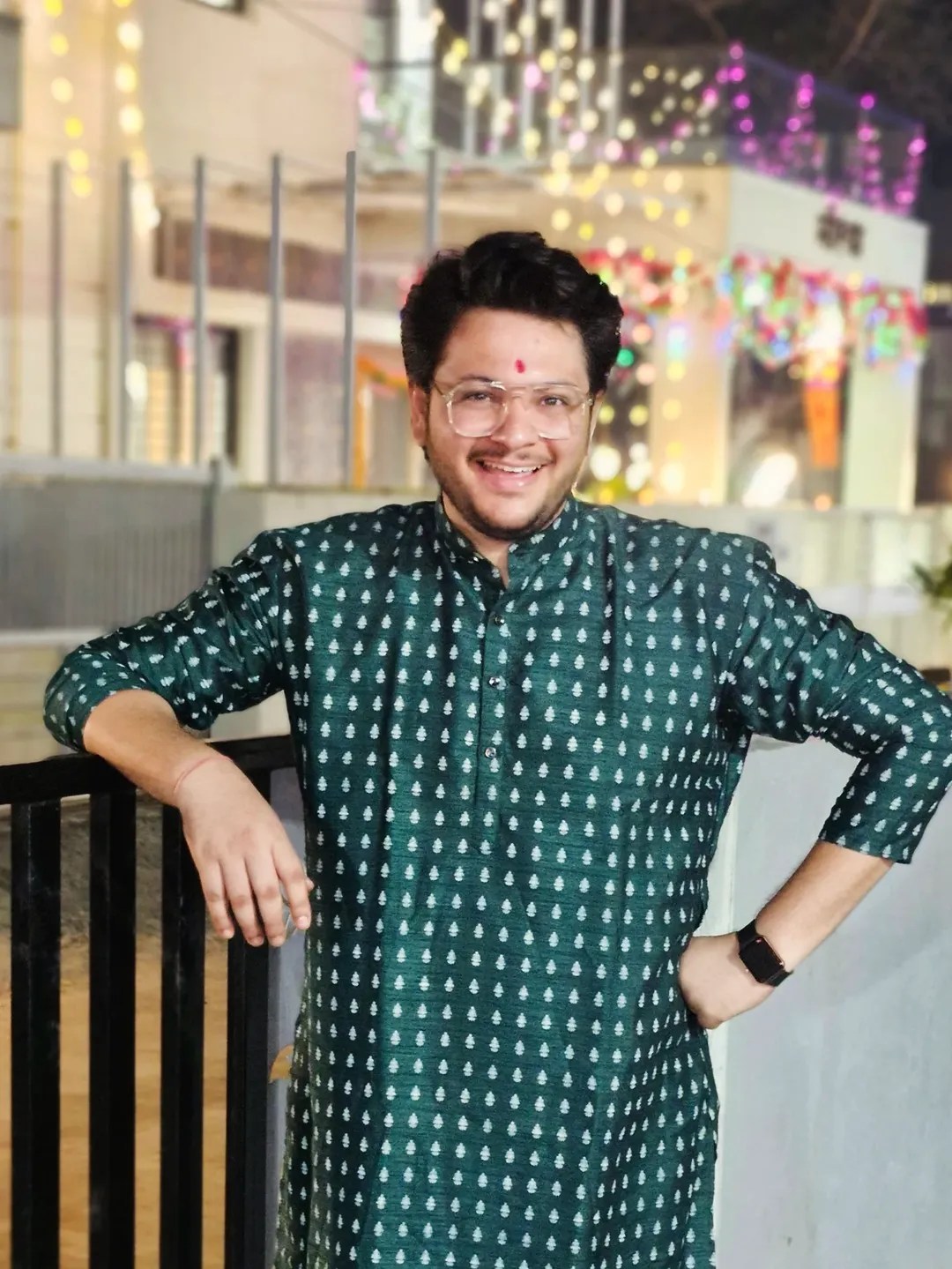 अमितने या फोटोंना 'आणि आमचा साखरपुडा झाला.. हे शुभकार्य सिद्धीस नेण्यासाठी अनेक लोकं आमच्या सोबत उभे राहिले त्यांचे मनःपूर्वक आभार' असे कॅप्शन दिले आहे.