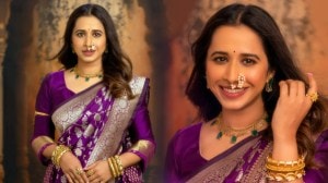 Photos: नवरात्रीच्या दहाव्या दिवशी श्रेया बुगडे जांभळ्या नऊवारी साडीत साजशृंगार