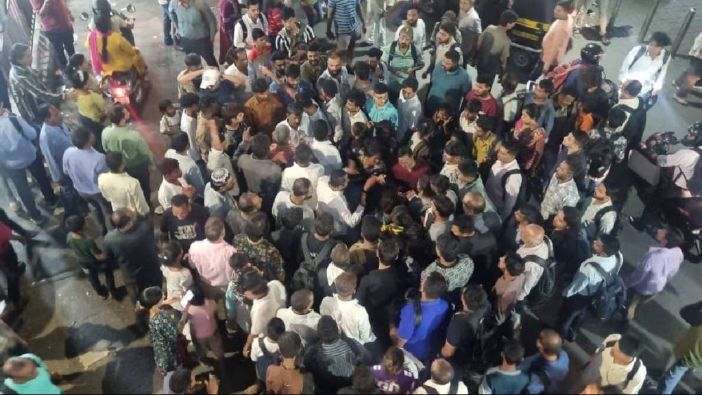 A crowd of hawkers in the Thane railway station area