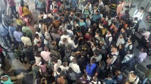 A crowd of hawkers in the Thane railway station area