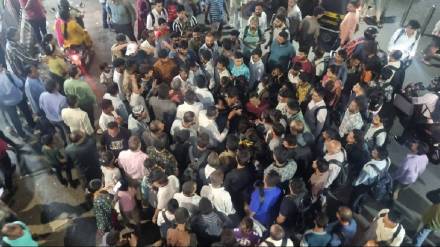A crowd of hawkers in the Thane railway station area