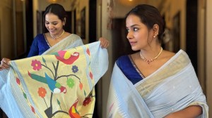 Photos: तितीक्षा तावडेचा आकाशी रंगाच्या कॉटन पैठणी साडीतील लूक पाहिलात का?