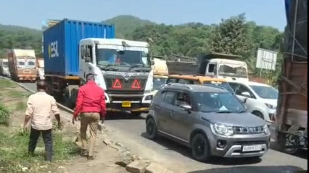  Mumbai-Ahmedabad highway Traffic Jam Due Thane Ghodbunder Road Repairs Commuters face long delays