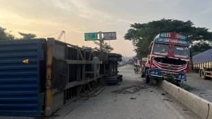 Truck accident at the beginning of Ghansoli flyover on Thane Belapur road