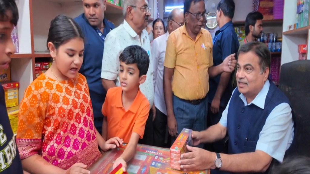 Union Minister Simple Grandfather Role Nitin Gadkari Buys Crackers Grandkids Nagpur