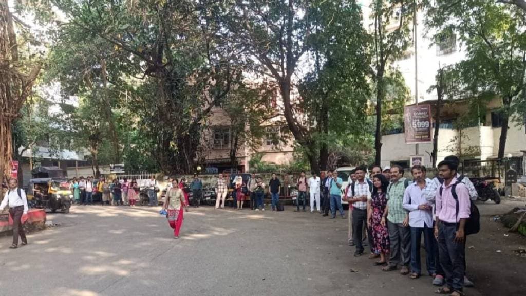 Passengers suffer as they have to stand in queue at Vashi Dombivli bus stop