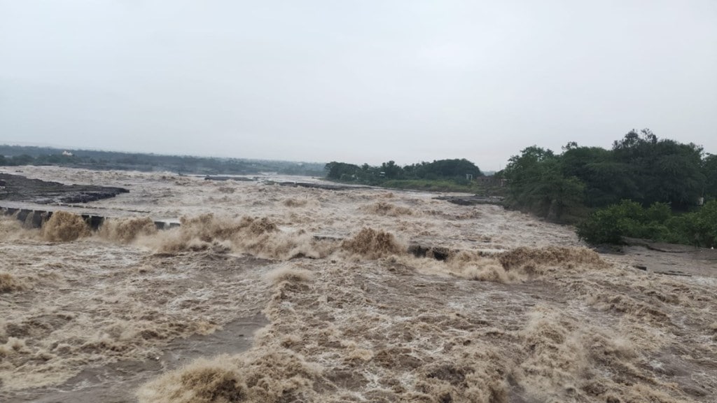 Jayakwadi Dam water release, Nashik dam flood, Godavari basin dam discharge, Maharashtra flood management, Jayakwadi dam capacity, Nashik heavy rainfall impact,